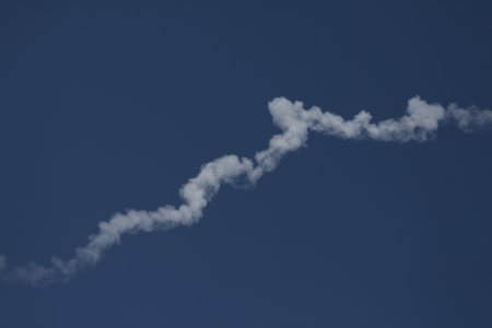 Een laatste rookpluim van de Atlas V raket op Cape Canaveral